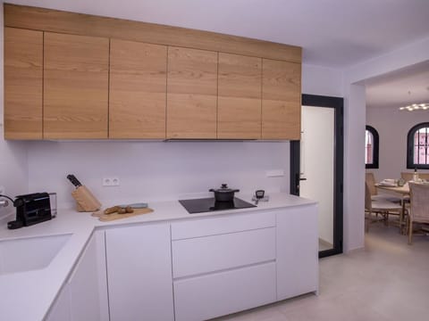 Flower, Plant, Furniture, Property, Window, Building, Green, Chair, Table, Sky