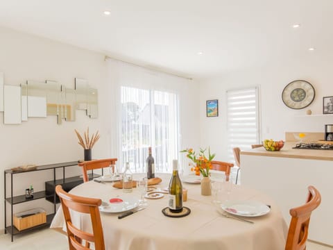 Table, Furniture, Tableware, Chair, Orange, Kitchen & Dining Room Table, Interior Design, Plant, Window, Tablecloth