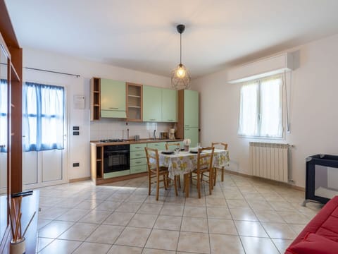 Water, Building, Plant, Sky, Daytime, Property, Swimming Pool, Azure, Window, Tree