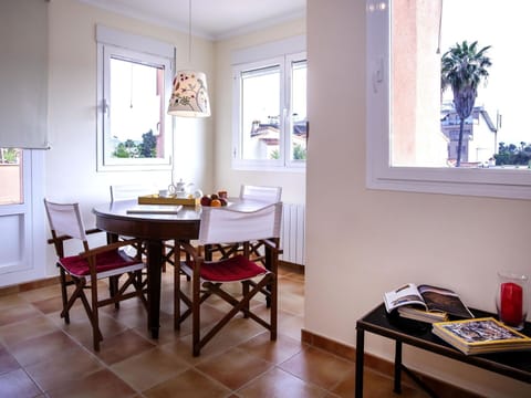 Water, Plant, Swimming Pool, Tree, Shade, Outdoor Furniture, Leisure, Rectangle, Composite Material, Landscape