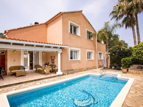 Water, Plant, Swimming Pool, Tree, Shade, Outdoor Furniture, Leisure, Rectangle, Composite Material, Landscape