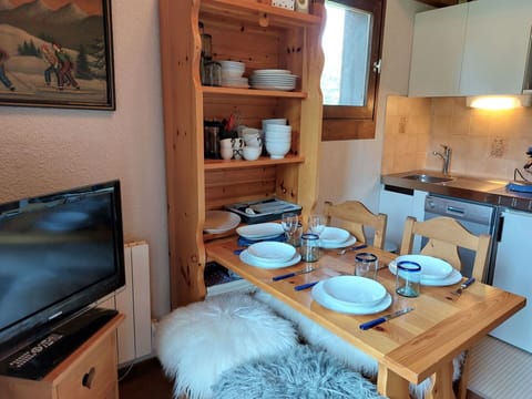 Sky, Plant, Furniture, Plant Community, Table, Natural Landscape, Chair, Land Lot, Outdoor Furniture, Tree