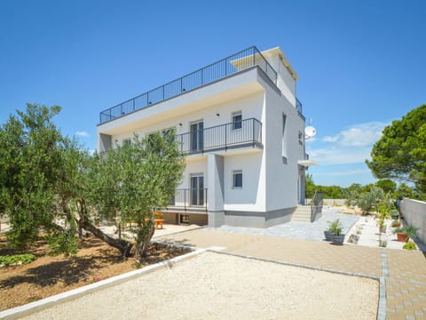 Sky, Plant, Furniture, Plant Community, Table, Natural Landscape, Chair, Land Lot, Outdoor Furniture, Tree