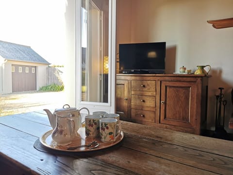 Cabinetry, Property, Furniture, Tableware, Drawer, Wood, Interior Design, Plant, Window, Comfort