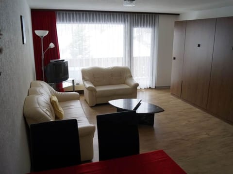 Couch, Comfort, Building, Wood, Table, Shade, Interior Design, Flooring, Living Room, Floor