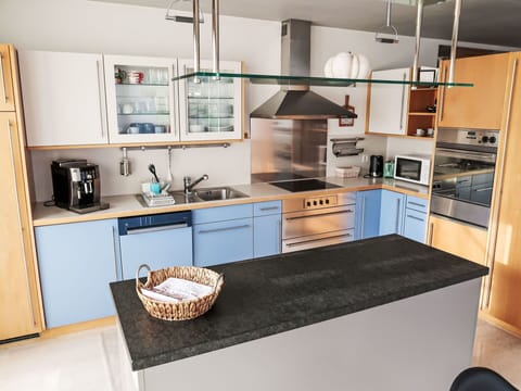 Countertop, Cabinetry, Kitchen Sink, Property, Sink, Tap, Kitchen Appliance, Kitchen Stove, Kitchen, Home Appliance