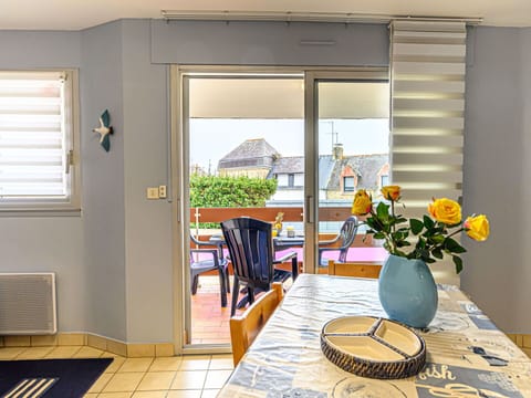 Table, Flower, Plant, Window, Furniture, Chair, Building, Interior Design, Flowerpot, Houseplant