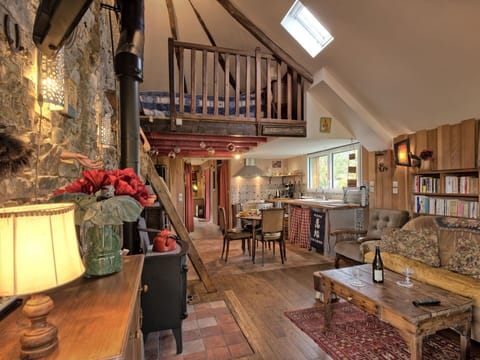 Table, Furniture, Property, Shelf, Building, Bookcase, Wood, Interior Design, Chair, House