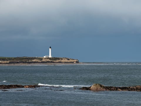 Water, Sky, Cloud, Tower, Coastal And Oceanic Landforms, Beacon, Horizon, Calm