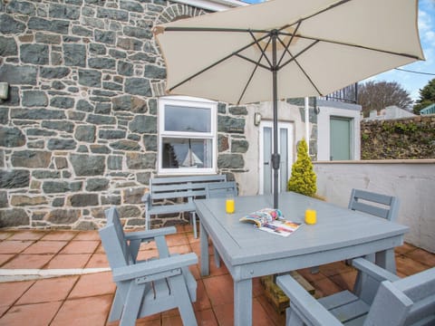 Sitting-out-area | Bwthyn Hudol - Llwynhudol Vineyard Cottages, Pwllheli
