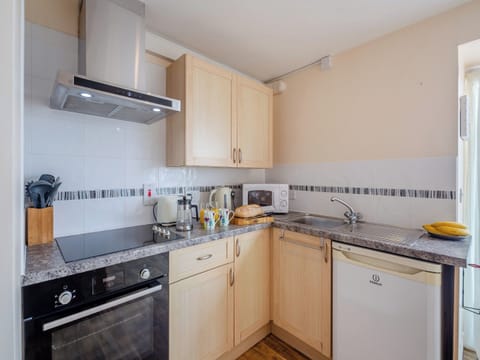 Kitchen/diner | Bwthyn Hudol - Llwynhudol Vineyard Cottages, Pwllheli