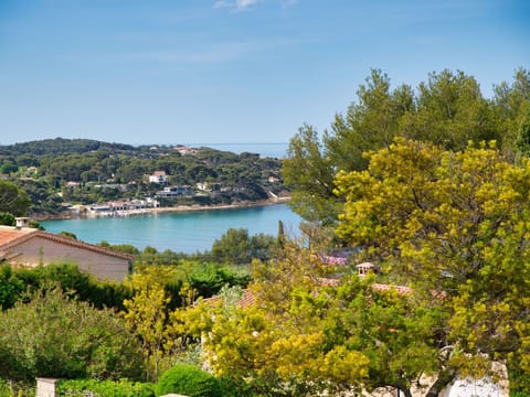 Snow, Sky, Cloud, Mountain, Building, Slope, Tree, Plant, House, Natural Landscape