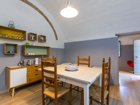 Sky, Plant, Furniture, Plant Community, Table, Natural Landscape, Chair, Land Lot, Outdoor Furniture, Tree