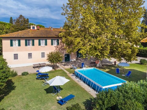 Plant, Building, Property, Azure, Tree, Sky, Window, House, Urban Design, Grass