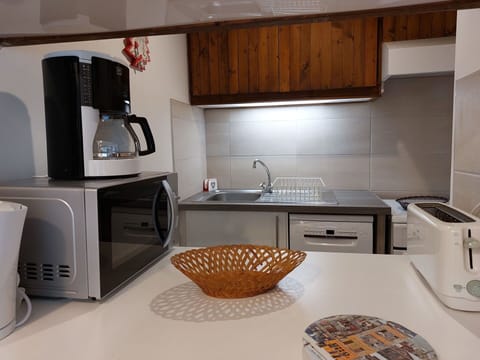 Property, Cabinetry, Countertop, Kitchen Stove, Gas Stove, Kitchen Appliance, Kitchen Sink, Cooktop, Interior Design, Lighting