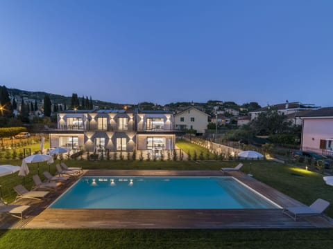 Plant, Sky, Daytime, Building, Water, Window, Swimming Pool, Azure, Tree, Architecture