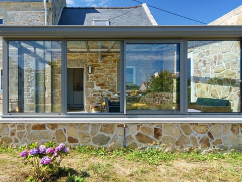 Plant, Property, Window, Daytime, Building, Flower, Wood, Rectangle, Vegetation, Shade