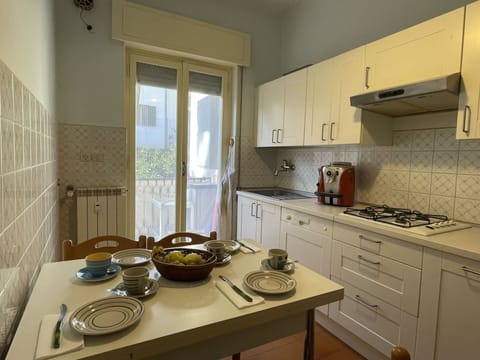 Sky, Snow, Building, Window, Slope, Freezing, House, Geological Phenomenon, Urban Design, Winter