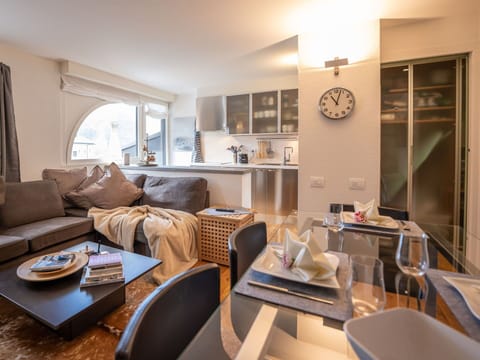 Sky, Building, Plant, Window, Tree, Urban Design, Residential Area, Asphalt, Wheel, Road Surface