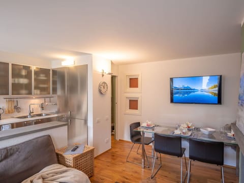 Sky, Building, Plant, Window, Tree, Urban Design, Residential Area, Asphalt, Wheel, Road Surface