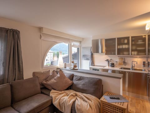 Sky, Building, Plant, Window, Tree, Urban Design, Residential Area, Asphalt, Wheel, Road Surface