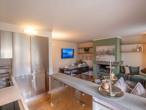 Sky, Building, Plant, Window, Tree, Urban Design, Residential Area, Asphalt, Wheel, Road Surface