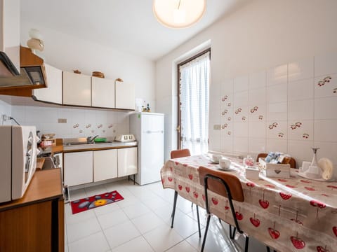 Sky, Building, Plant, Window, Tree, Urban Design, Residential Area, Asphalt, Wheel, Road Surface