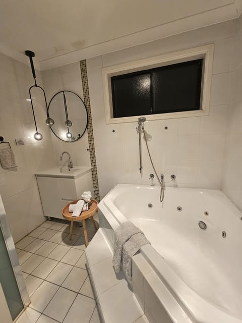 Shower, jetted tub, towels, toilet paper