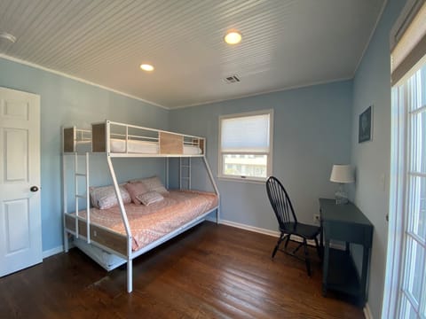 6 bedrooms, iron/ironing board, free WiFi