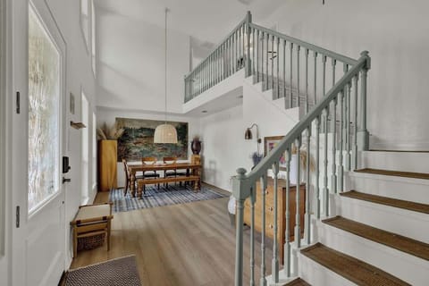 Entryway with seating for six.