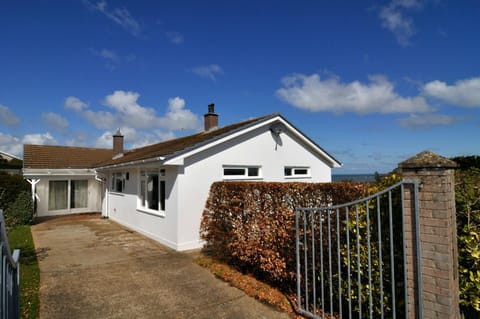 Exterior of Seren y Gogledd, entrance gate, driveway