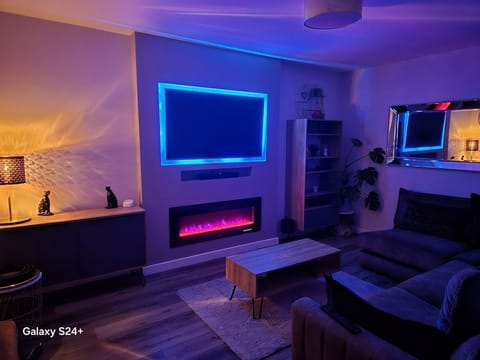 Smart TV, fireplace