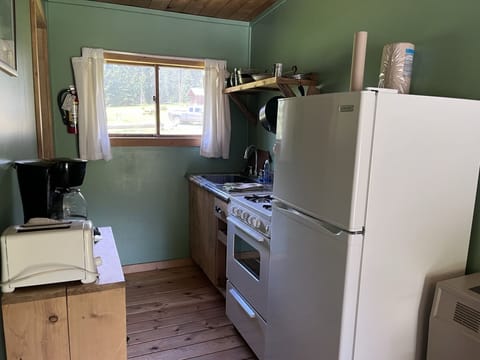 Fridge, coffee/tea maker