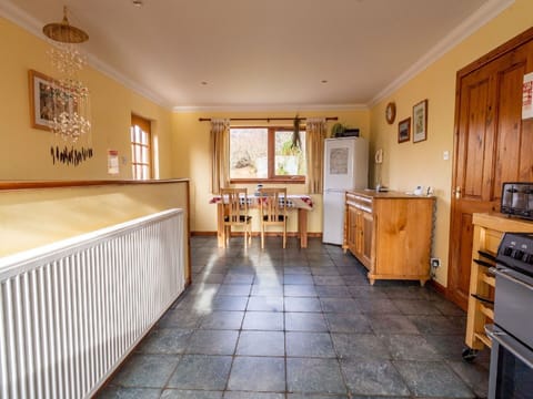 Cabinetry, Property, Wood, Interior Design, Architecture, Floor, Flooring, Picture Frame, Drawer, Wall