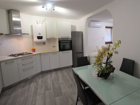 Water, Sky, Water Resources, Daytime, Property, Blue, Cloud, Light, Nature, Lighting