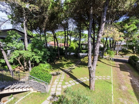 Sky, Cloud, Snow, Building, Mountain, Slope, Window, House, Wood, Urban Design