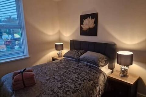 spacious king size bed luxury bedding and all brand new furnishings