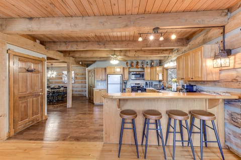 Kitchen | Main Level | Dual Keurig/Drip Coffee Maker | Dishwasher