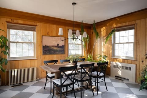 Dining room (additional chairs available)