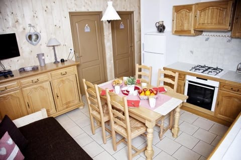 Private kitchen | Fridge, microwave, oven, stovetop