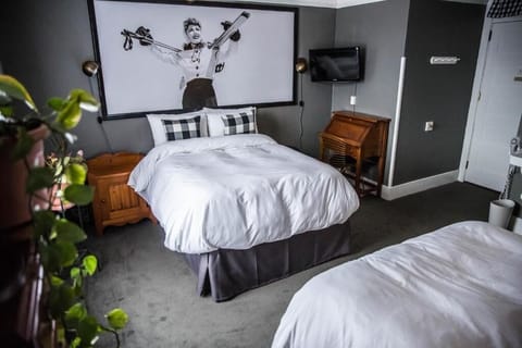 Unit with 2 full beds