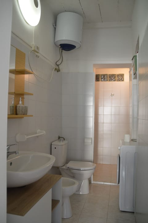 Shower, free toiletries, hair dryer, bidet