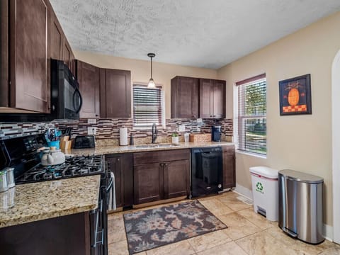 Modern kitchen 🍳 with granite countertops, stylish backsplash, and full-size appliances. Perfect for cooking up your favorite meals or enjoying morning coffee ☕.