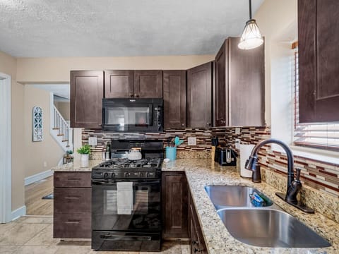 Modern kitchen 🍳 with granite countertops, stylish backsplash, and full-size appliances. Perfect for cooking up your favorite meals or enjoying morning coffee ☕.