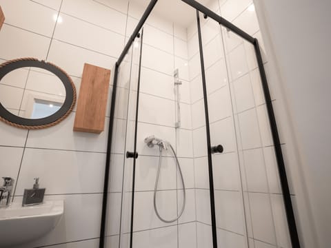 Combined shower/tub, hair dryer, towels