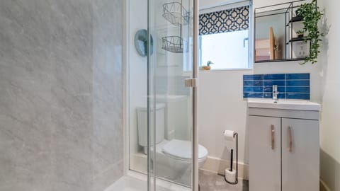 Combined shower/tub, hair dryer, towels