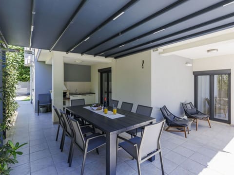 Table, Furniture, Chair, Plant, Shade, Interior Design, Architecture, Building, Flooring, Wood