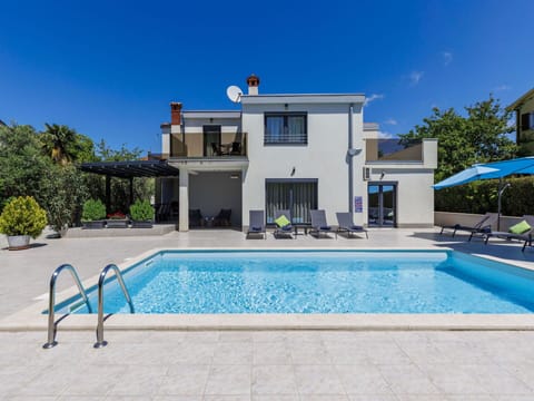 Water, Plant, Sky, Property, Swimming Pool, Blue, Building, Azure, Tree, Shade