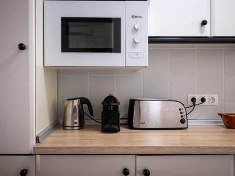 Microwave, oven, dishwasher, coffee/tea maker