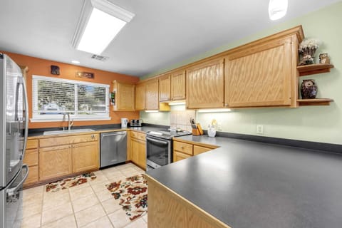 Kitchen supplied with cookware essentials!